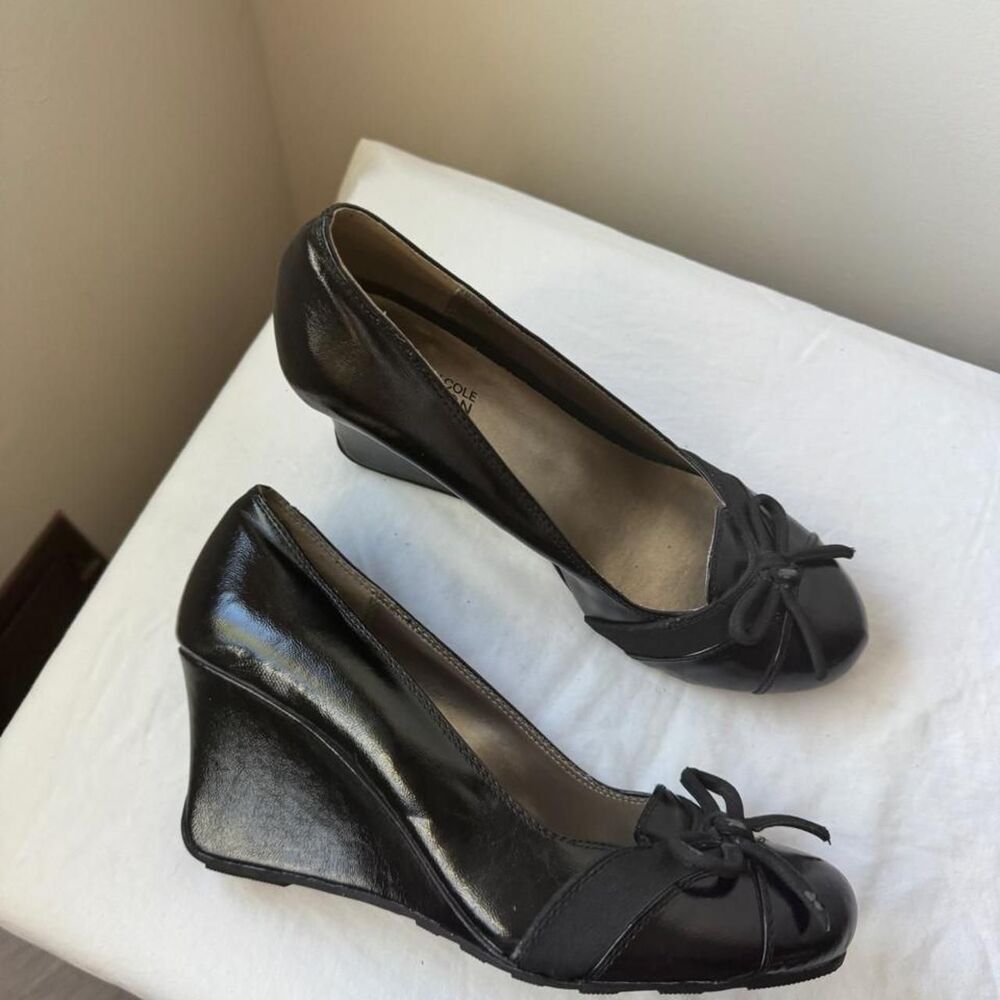Kenneth Cole Reaction Black Bow Wedge Pumps – Size 9
